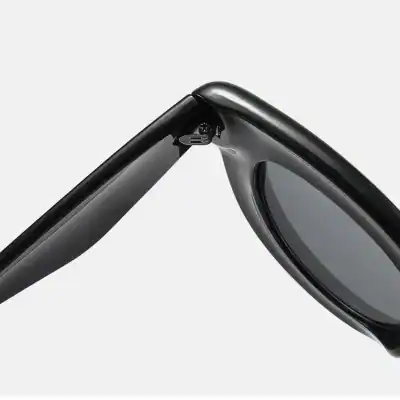 High-quality black sunglasses with UV protection and stylish design, perfect for eye care and fashion.