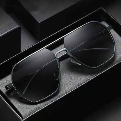 High-quality black sunglasses with sleek design, perfect for stylish vision protection and sun shading. Ideal for both men and women, offering UV protection and fashion-forward appeal.
