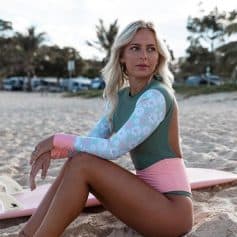 Bright, stylish women's athletic top ideal for beach yoga, exercise, and activewear. Features floral patterned sleeves, vibrant colors, and comfortable fit, perfect for fitness enthusiasts.