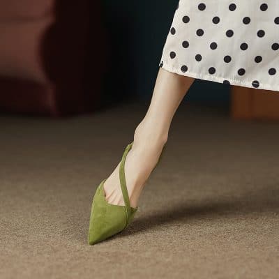 Comfortable green pointed toe shoes with strap detail, perfect for fashionable women. Elegant design suitable for various occasions, combining style and comfort.