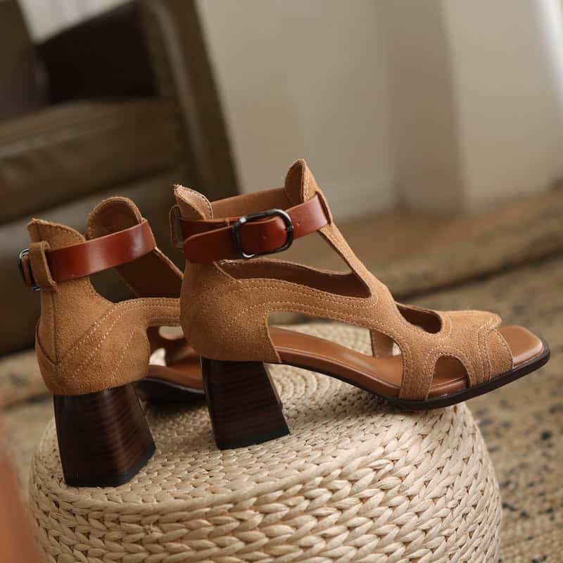 Comfortable women's leather sandals with chunky heels and adjustable ankle straps, perfect for stylish summer fashion.