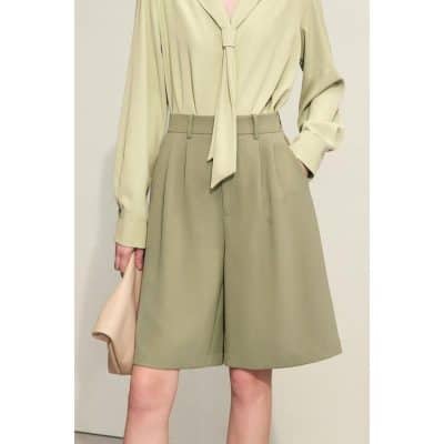 Stylish high-waisted men's shorts perfect for summer, featuring a tailored fit and versatile design suitable for casual and semi-formal occasions.