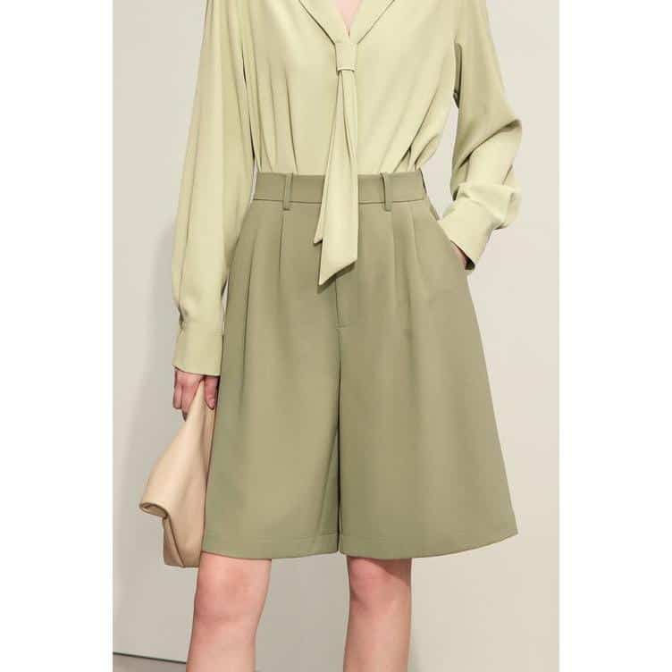 Stylish high-waisted men's shorts perfect for summer, featuring a tailored fit and versatile design suitable for casual and semi-formal occasions.