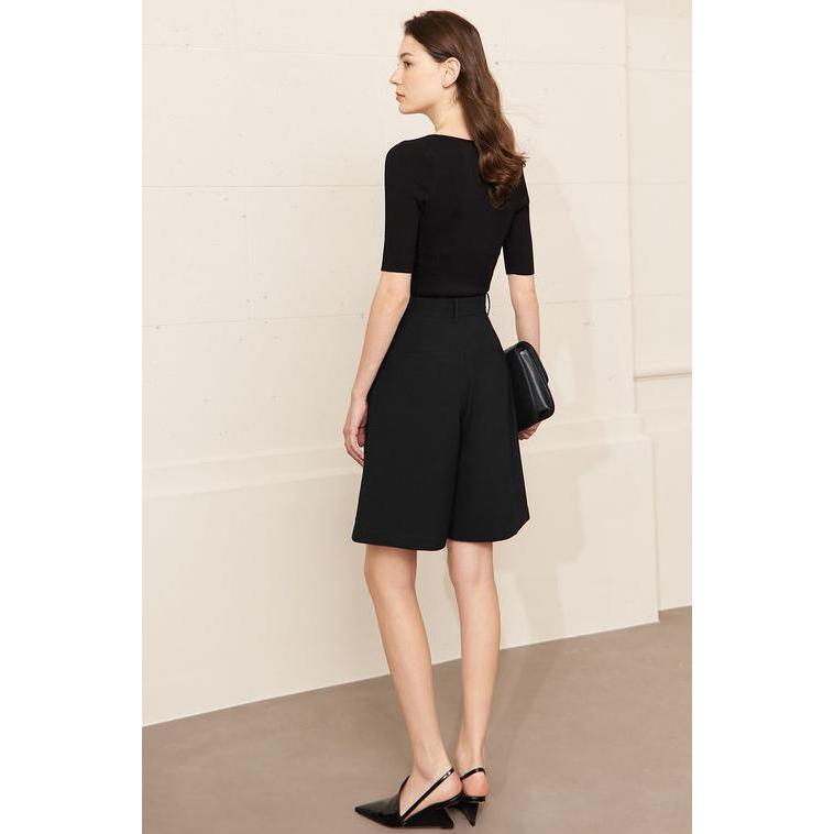 Elegant black top and tailored high-waist shorts for women at Monalisa Store. Perfect for professional or formal occasions, combining style and comfort.