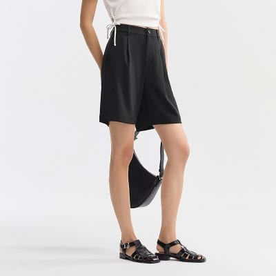Comfortable black women's shorts with versatile style, perfect for casual or chic looks. Ideal for summer, travel, and daily wear.