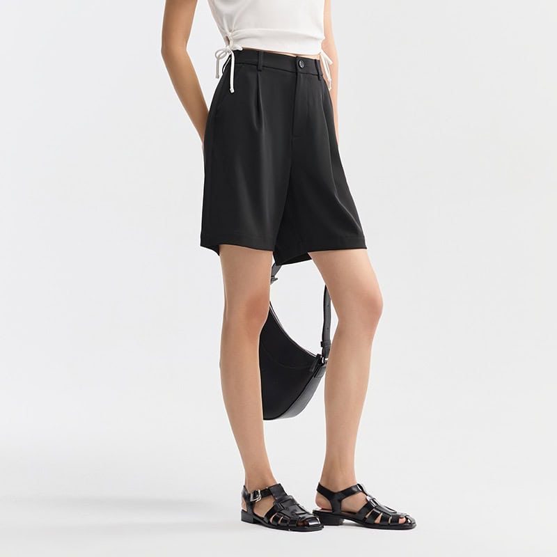 Comfortable black women's shorts with versatile style, perfect for casual or chic looks. Ideal for summer, travel, and daily wear.