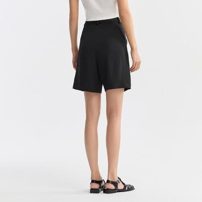 Comfortable black high-waisted shorts perfect for casual and stylish outfits. Made with breathable fabric, ideal for warm weather and everyday wear.