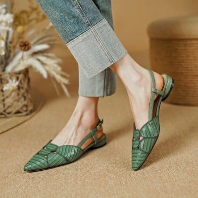 Stylish green wedge shoes with ankle strap, perfect for comfortable summer fashion. Ideal for casual or dressy occasions, combining style and comfort for your footwear collection.