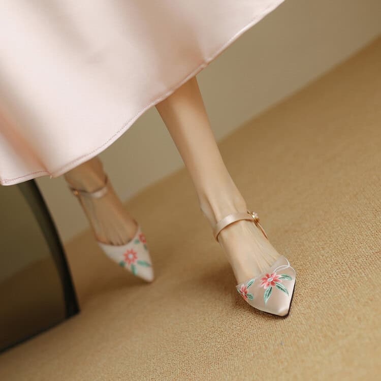 High-heel women’s shoes with floral embroidery, stylish and elegant footwear perfect for formal occasions or special events.