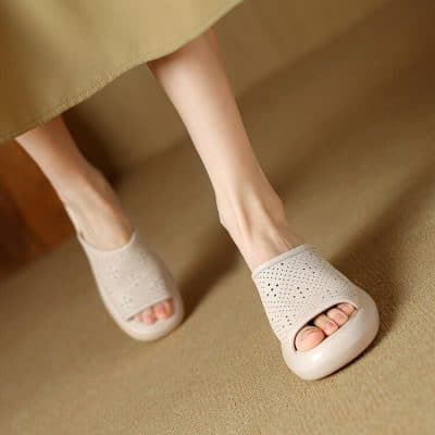 Stretchable, breathable women's sandals for comfort and style. Perfect for everyday wear, featuring perforated design and cushioned sole.