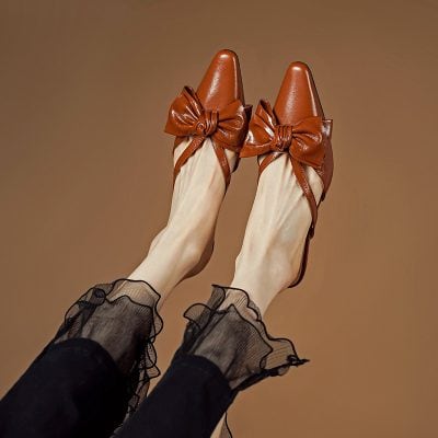 Elegant brown shoes with bow detail, perfect for fashion-forward women's footwear.