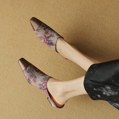 Beautiful floral-patterned women's shoes with metallic accents, perfect for stylish outfits and special occasions. Comfortable and fashionable footwear available at Monalisa Store.