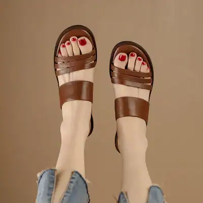 Comfortable brown leather sandals for women with open toes and strap design, perfect for casual summer wear.