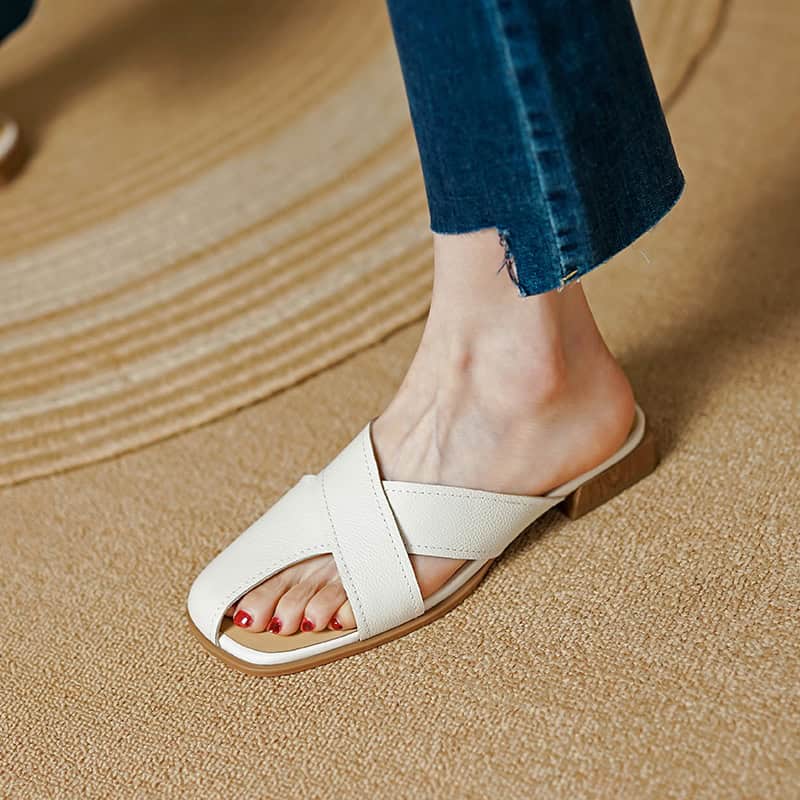 Elegant women's white sandal with a comfortable strap and casual style, perfect for daily wear and summer outfits.