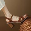 Beautiful brown sandal with adjustable strap and block heel, perfect for casual and formal occasions, combining comfort and fashion.