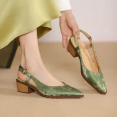 Luxurious green velvet slingback shoes with a comfortable block heel, designed for style and comfort. Ideal for fashion-forward women seeking versatile footwear for daily or special occasions.