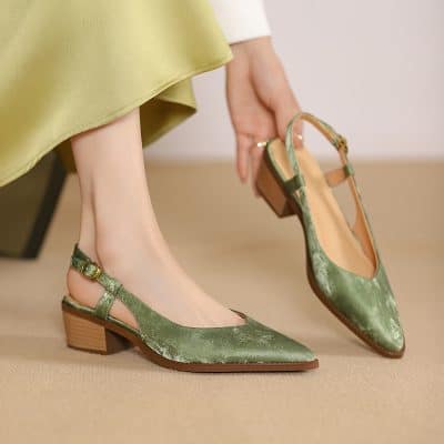 Luxurious green velvet slingback shoes with a comfortable block heel, designed for style and comfort. Ideal for fashion-forward women seeking versatile footwear for daily or special occasions.