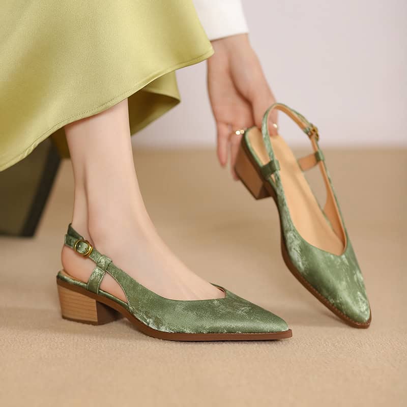 Luxurious green velvet slingback shoes with a comfortable block heel, designed for style and comfort. Ideal for fashion-forward women seeking versatile footwear for daily or special occasions.