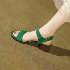 Elegant green open-toe sandal with a chunky heel, perfect for trendy fashion and comfortable wear. Ideal for casual or dressy occasions, combining style and comfort with premium materials.