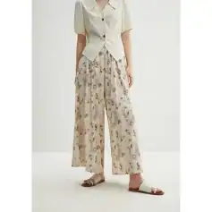 Stylish wide-leg pants with a delicate floral print, perfect for a trendy and comfortable look. Suitable for casual outings or dressed-up occasions, combining fashion and comfort.