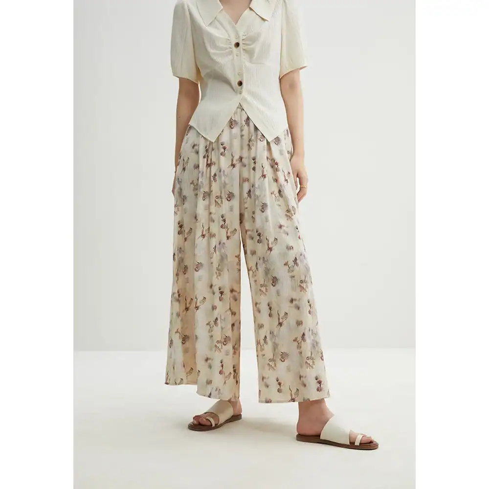 Stylish wide-leg pants with a delicate floral print, perfect for a trendy and comfortable look. Suitable for casual outings or dressed-up occasions, combining fashion and comfort.