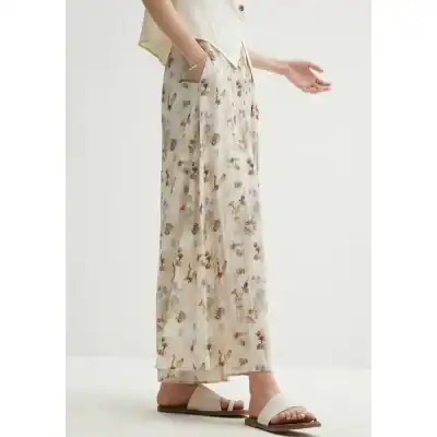 Stylish women's floral wide-leg pants ideal for summer casual wear and resort fashion. Crafted from lightweight, breathable fabric with a flattering high waist and relaxed fit for comfortable, chic look.