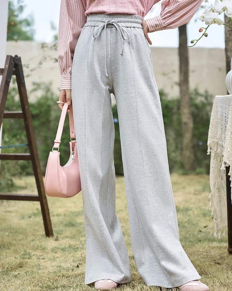 Comfortable women's wide-leg trousers ideal for office or casual wear, featuring a relaxed fit, high waist, and drawstring waistband for adjustable comfort. Perfect for fashion-forward outfits.