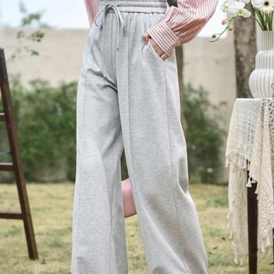 Comfortable women's lounge pants made from soft gray fabric, featuring an elastic waistband with a drawstring for a perfect fit, ideal for relaxation and everyday casual wear.