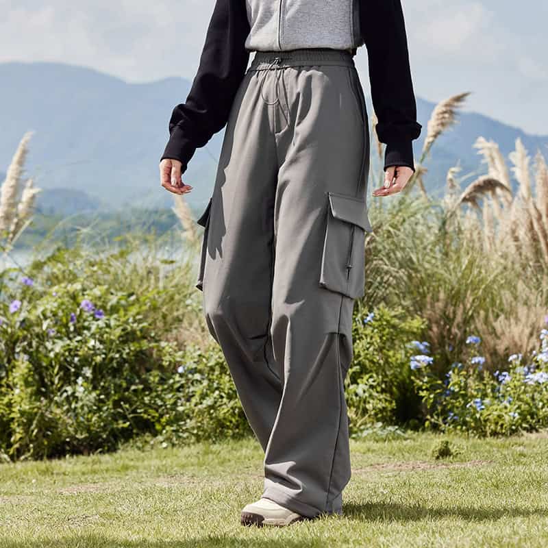 High-quality men's cargo pants perfect for outdoor activities and daily wear. Comfortable, durable, and stylish with multiple pockets for practicality in various settings.