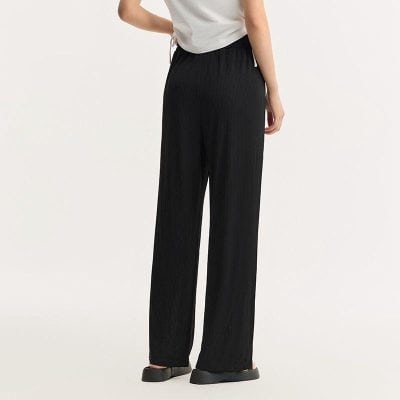 Comfortable black wide-leg trousers ideal for casual and formal wear, featuring a relaxed fit and high-quality fabric for stylish everyday looks.