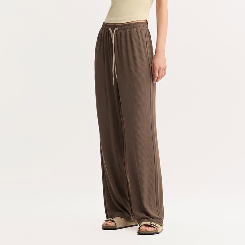 Casual wide-leg trousers in earthy brown, featuring a comfortable elastic waistband with a drawstring, perfect for stylish everyday wear.