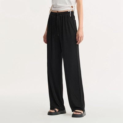 Comfortable black wide-leg pants for women, featuring an elastic waistband and drawstring. Perfect for casual or stylish everyday wear, suitable for all seasons.