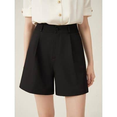 Elegant and comfortable black shorts for women, perfect for work or casual wear, featuring a tailored fit and high-quality fabric.