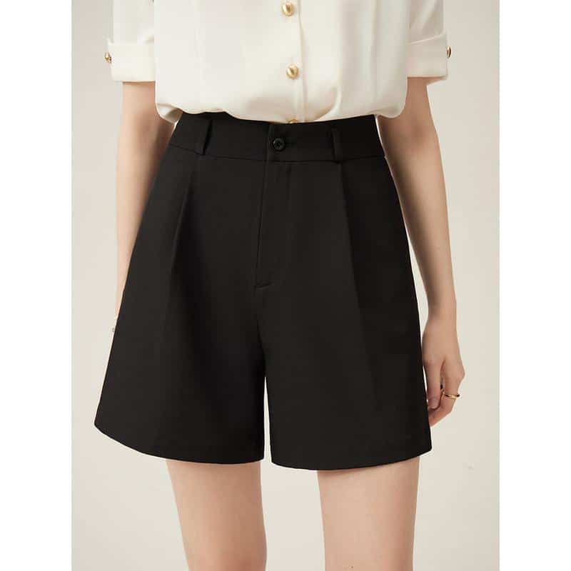 Elegant and comfortable black shorts for women, perfect for work or casual wear, featuring a tailored fit and high-quality fabric.