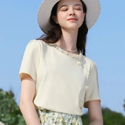 A stylish wide-brimmed sunhat paired with a light, airy summer dress perfect for sunny days and outdoor activities. Enhance your outdoor look and protect yourself from the sun with fashionable accessories.