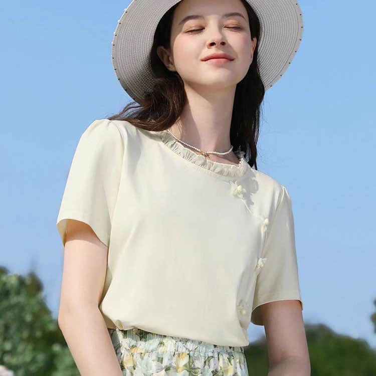 A stylish wide-brimmed sunhat paired with a light, airy summer dress perfect for sunny days and outdoor activities. Enhance your outdoor look and protect yourself from the sun with fashionable accessories.