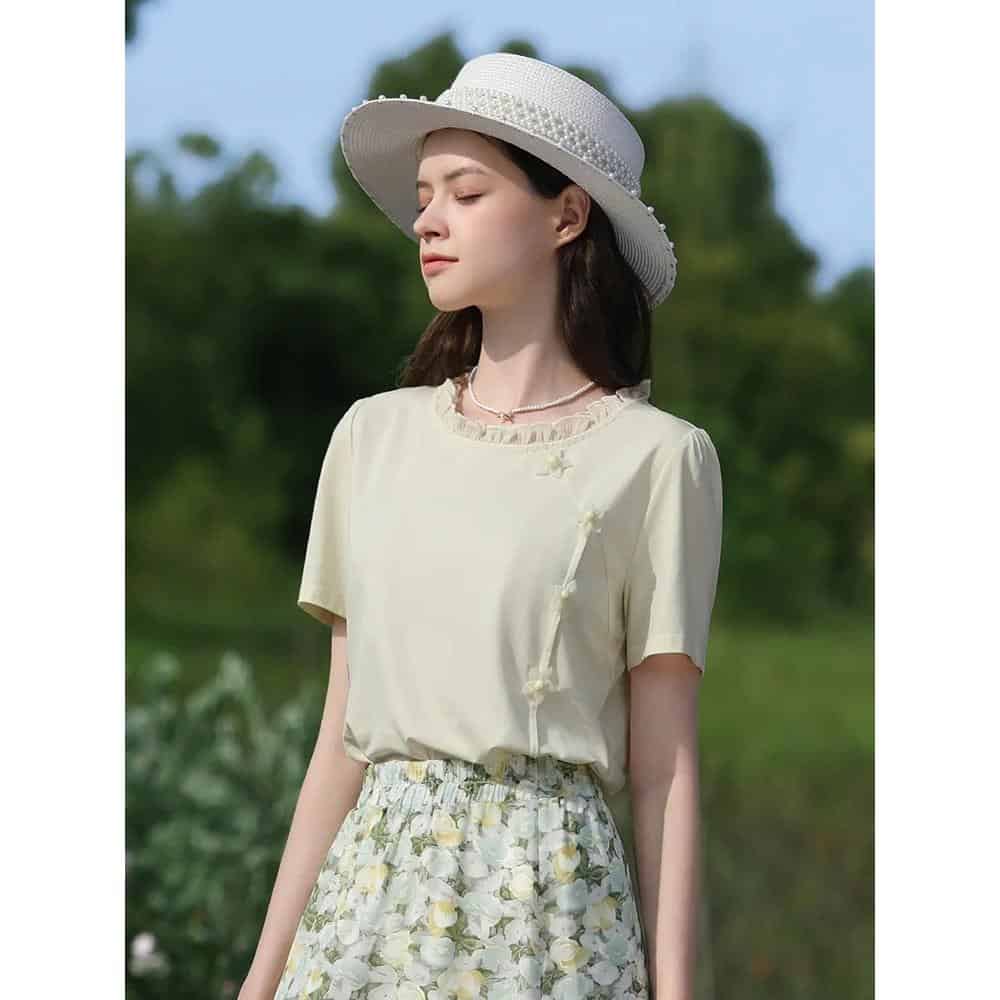 Stylish women's clothing and accessories for a refined, chic look, perfect for sunny days.