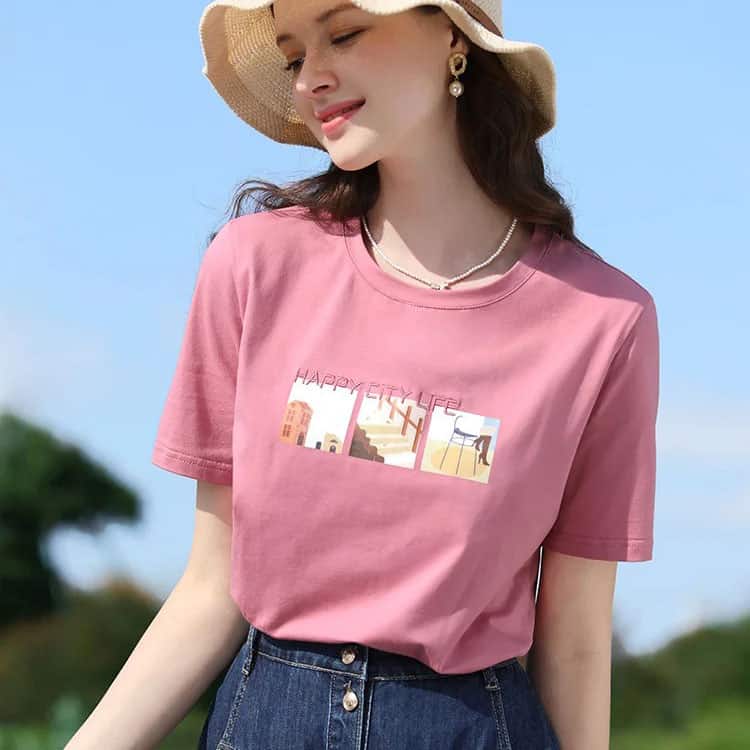 Bright pink casual T-shirt for women with "Happily Life" print, perfect for everyday wear and sunny days. Stylish, comfortable, and trendy, ideal for outdoor outings and leisure activities.