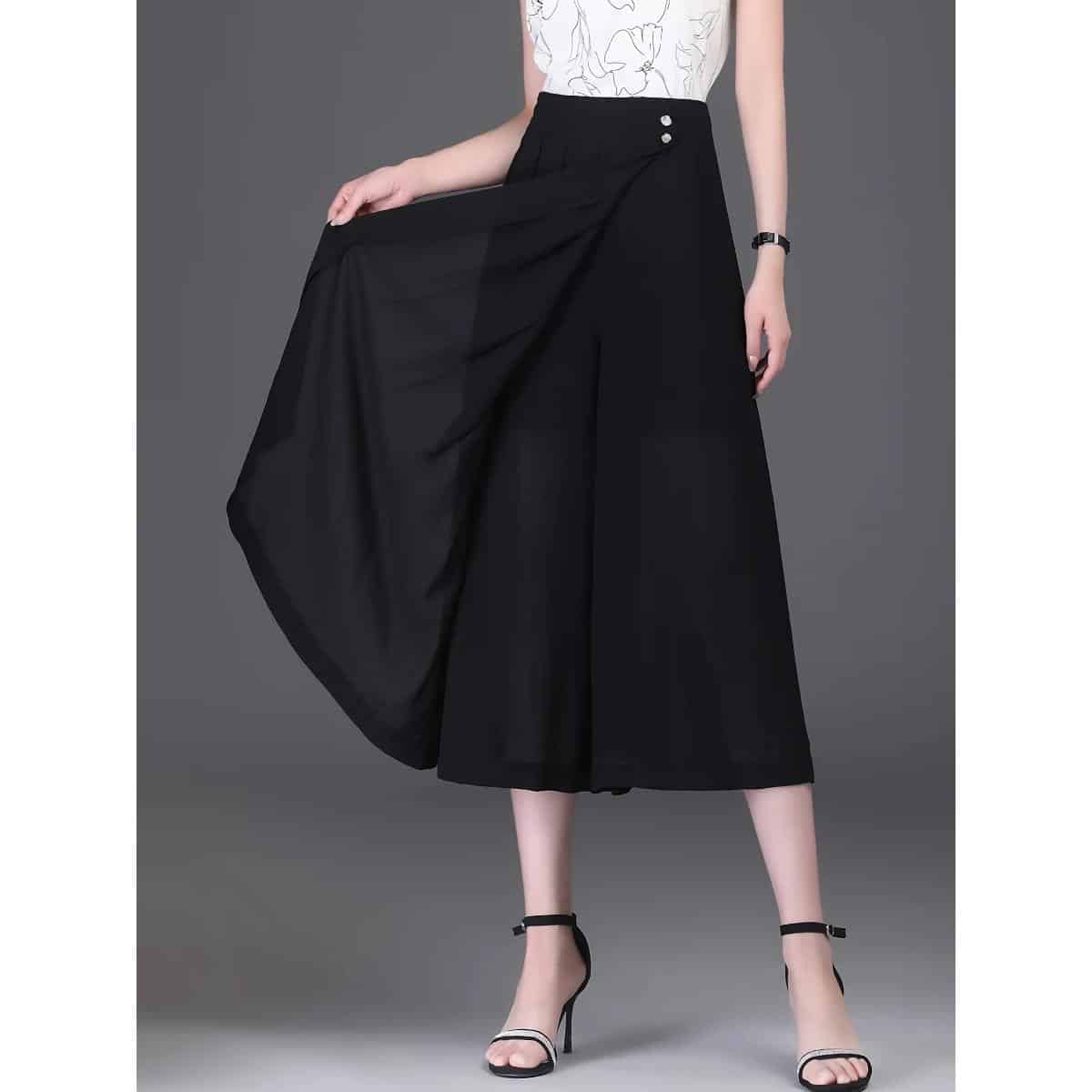 High-quality black wide-leg trousers with a sleek design, perfect for formal or casual occasions. Features a comfortable fit, button details at the waist, and stylish flowy fabric.