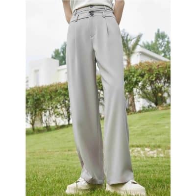 High-quality gray wide-leg trousers with a comfortable fit, perfect for casual or formal wear. Features a button closure and stylish design for a versatile wardrobe addition.