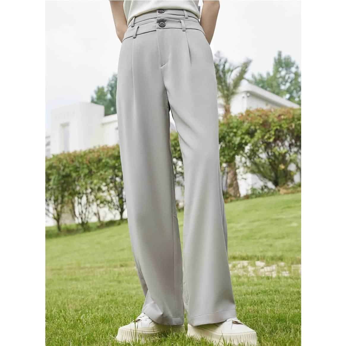 High-quality gray wide-leg trousers with a comfortable fit, perfect for casual or formal wear. Features a button closure and stylish design for a versatile wardrobe addition.