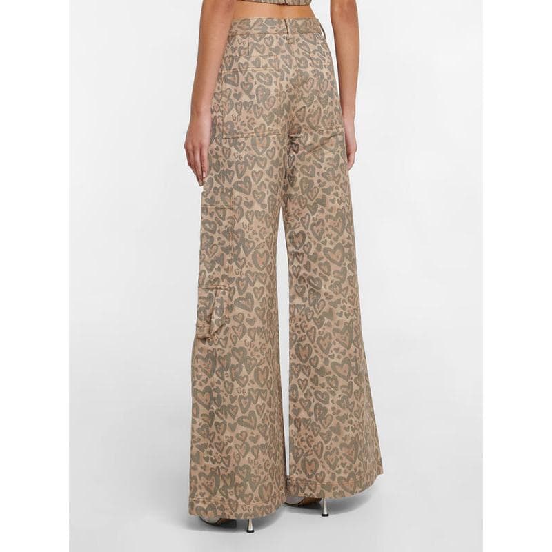 High-waisted women's wide-leg pants featuring a beige animal print design, perfect for casual or chic occasions. Comfortable fit with stylish details, ideal for fashion-forward personal style.