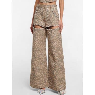 Stylish leopard print high-waisted crop pants with chain and pearl accents, perfect for trendy casual wear. Made from comfortable fabric, these wide-leg pants add fashion-forward flair to your wardrobe.