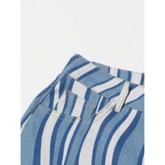Comfortable high-waisted striped denim jeans with front and back pockets, ideal for casual and streetwear fashion. Perfect for daily wear or leisure outings.