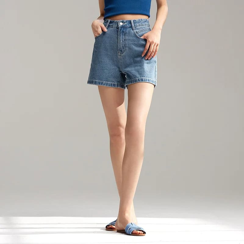 Comfortable high-waisted denim shorts for women, perfect for summer and casual outings. Trendy, versatile, and ideal for a relaxed style.