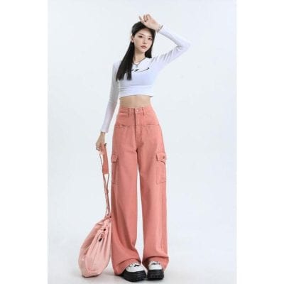 High-quality casual fashion clothing for women with trendy oversized cargo pants and stylish crop top. Perfect for everyday street fashion, leisure, and urban wear.