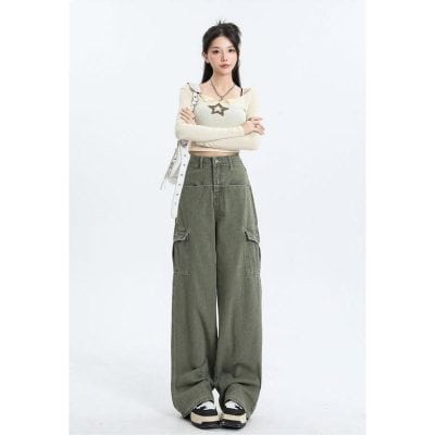 Versatile high-waisted cargo pants perfect for casual and streetwear styles. Featuring spacious pockets and a relaxed fit for comfort and functionality.