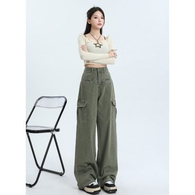 Stylish street fashion featuring oversized cargo pants and trendy top, perfect for casual outings and fashion-forward looks.