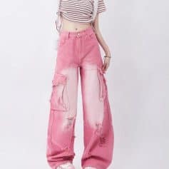 Comfortable and stylish pink wide-leg jeans featuring large pockets and ripped accents, perfect for casual outings and fashion-forward looks.