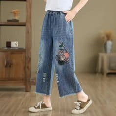 Comfortable women's jeans with floral embroidery, distressed details, and wide-leg fit. Perfect for casual, trendy look, ideal for daily wear or outdoor activities.